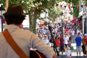 Bal au kiosque avec Koloka Taldea - Toro de Fuego et bataille de confettis