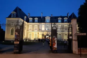 Visite par une conservatrice et des étudiants
