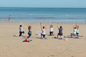 Yoga sur la plage à Langrune-sur-Mer
