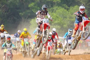 Course sur prairie de motocross et quad
