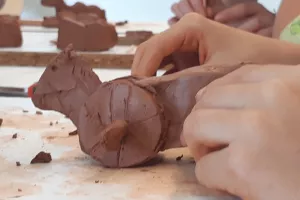 Atelier cheval à roulettes en argile, au musée gallo-romain