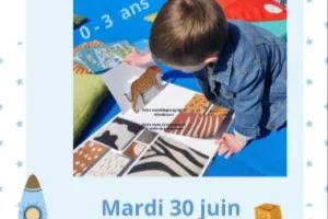 Bébé bouquine en plein air à Coucy