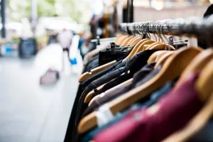 Vente de vêtements solidaire