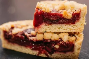 CRUMBLE AUX POMMES, FRAISES  ET RHUBARBE