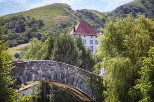 Visite du bourg de Baigorri en basque par l'animateur de Mehaka. Baigorriko bisita