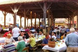 Repas Nocturne sous la Halle de Belvès