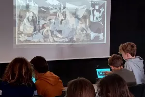Sortie d'école, au musée numérique de la Micro-Folie