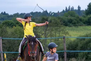Été actif - tir à l'arc à cheval