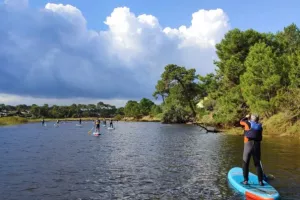 Descente de rivière en paddle  au coucher du soleil