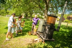 Atelier de distillation à l’ancienne de la lavande au pied du Vercors