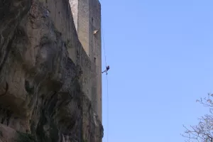 Descente en rappel du donjon de Gavaudun
