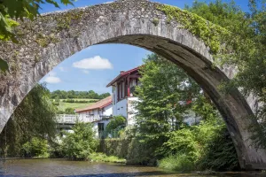 Antzerkia : théâtre en basque  : Geuretik sortuak