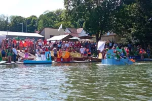 5ème régate de bateaux en carton sur la Meuse