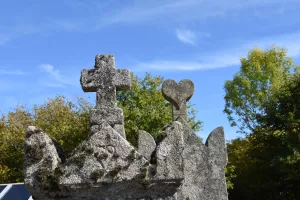 Dans les allées du cimetière