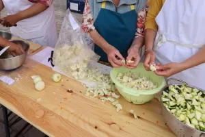 CUISINE ET REPAS PARTAGE AVEC LA MAIN A LA PÂTE