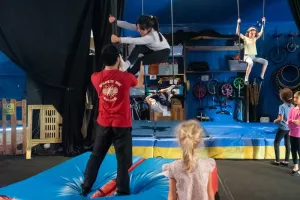 Stages de cirque au chapiteau Méli Mélo pendant les vacances d'été
