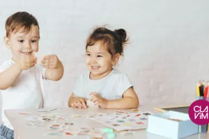 Les enfants jouent et les parents parlent.