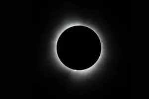 Éclipse solaire : quand la Lune rencontre le Soleil