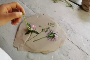 Atelier herbier suspension en argile, au musée gallo-romain