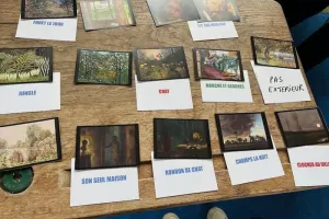 Découverte des tableaux de la mairie musée avec la table de montage mash'up, animation proposée par un groupe de collégiens