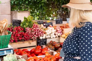 Marché aux produits de bouche et créateurs