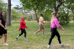 Marche sportive en forêt