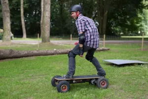 Été actif : Skateboard électrique tout terrain